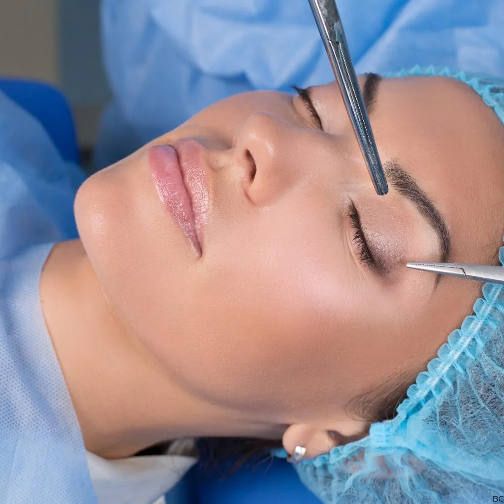 Chirurgie des paupières : geste de blépharoplastie réalisé au bloc opératoire