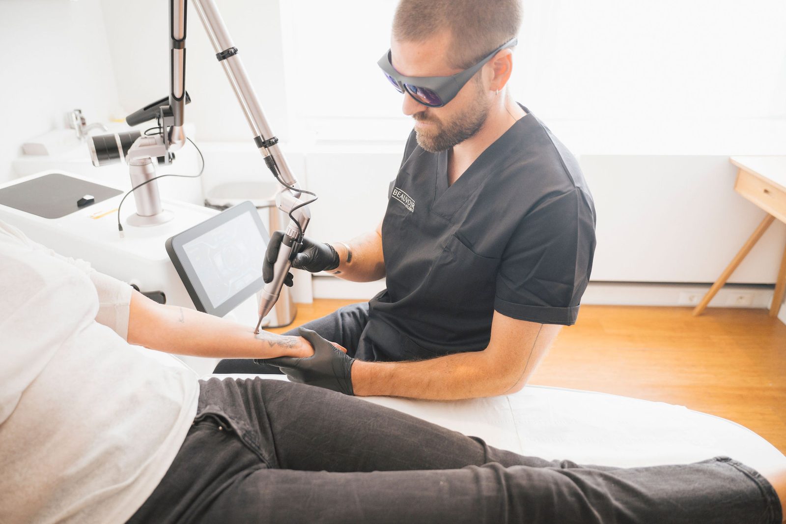 Détatouage laser par le Dr Antoine Chaumont, lunettes de protection — Beauvoir Clinic, Waterloo