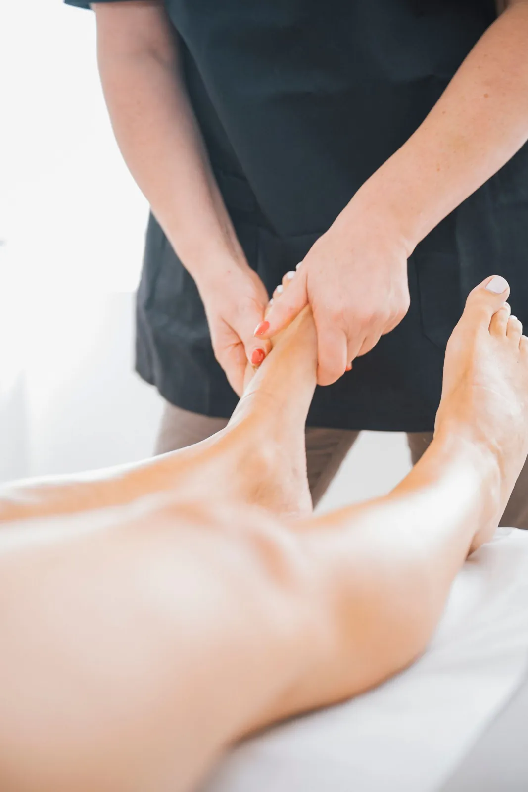 Drainage lymphatique Renata França : manœuvre sur les jambes et les pieds — Beauvoir Clinic, Waterloo