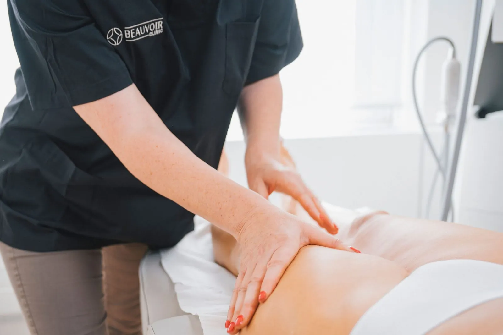 Kinésithérapie esthétique : drainage Renata França sur l'abdomen, gestes manuels