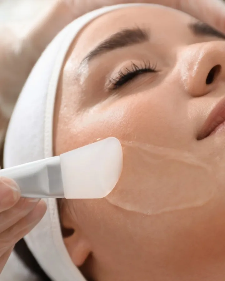 Application d'un peeling léger sur le visage — Beauvoir Clinic, Waterloo