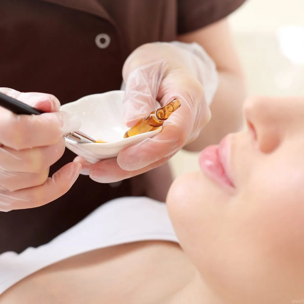 Préparation d'un peeling PRX, solution versée dans une coupelle avant application
