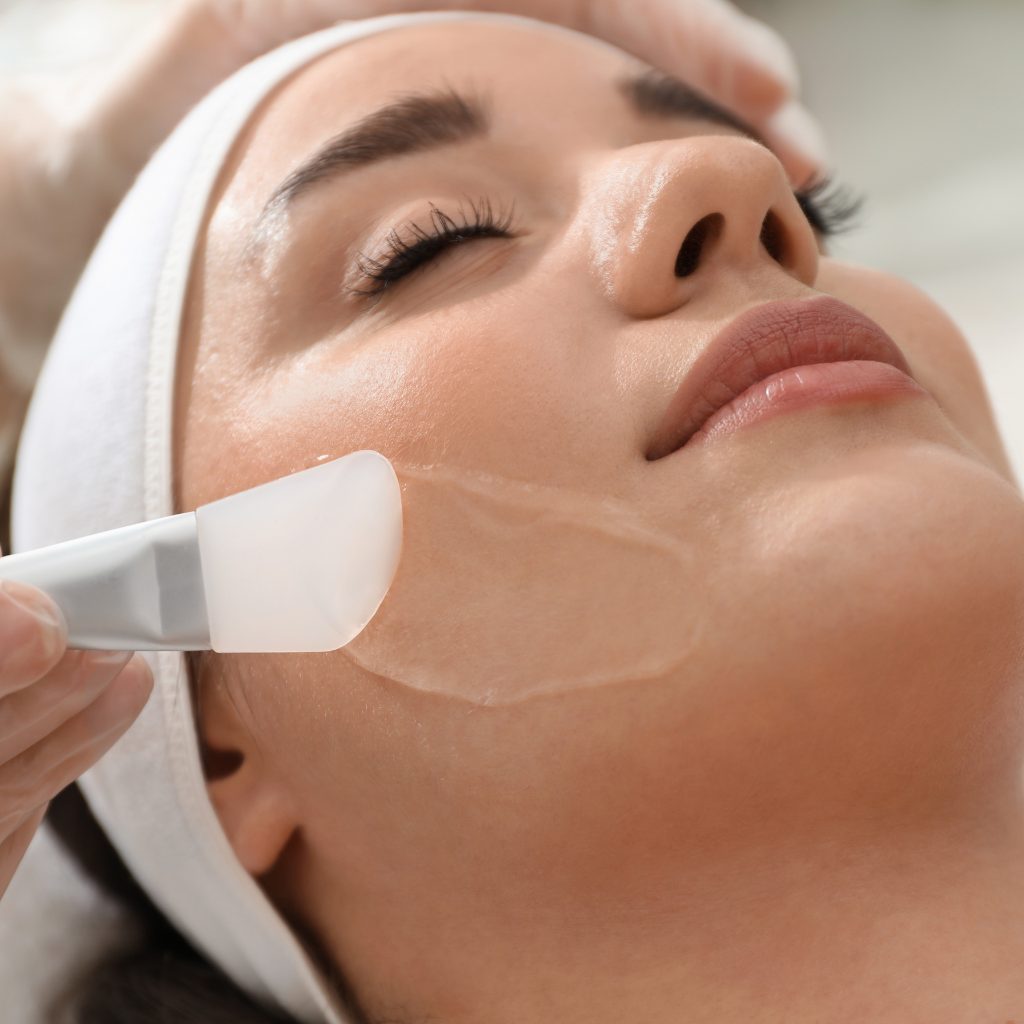 Peeling médical PRX appliqué au pinceau sur la joue — Beauvoir Clinic, Waterloo