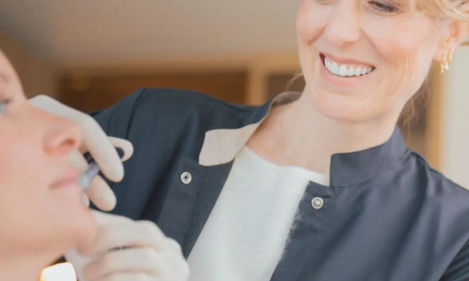 Séance d'injection Profhilo : praticienne souriante en cabinet — Beauvoir Clinic