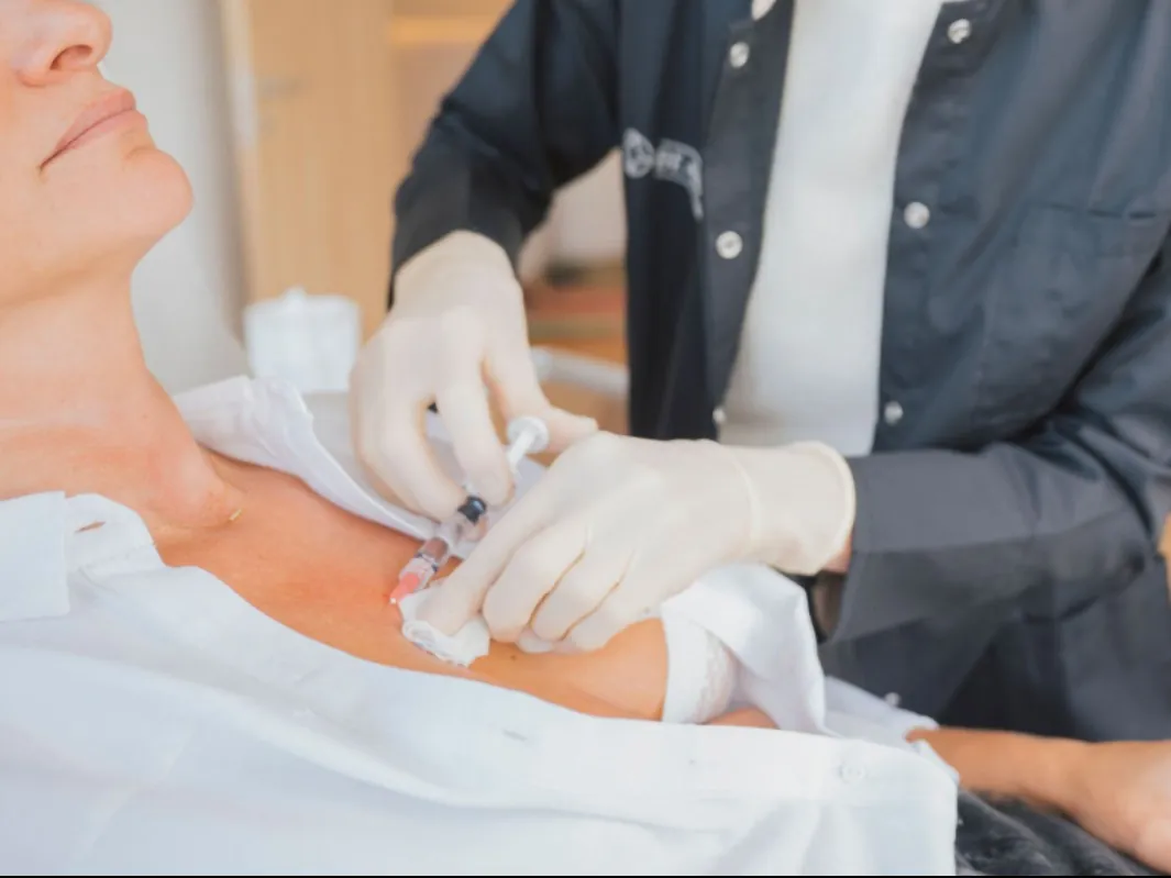 Injection de Profhilo dans le décolleté d'une patiente — Beauvoir Clinic, Waterloo