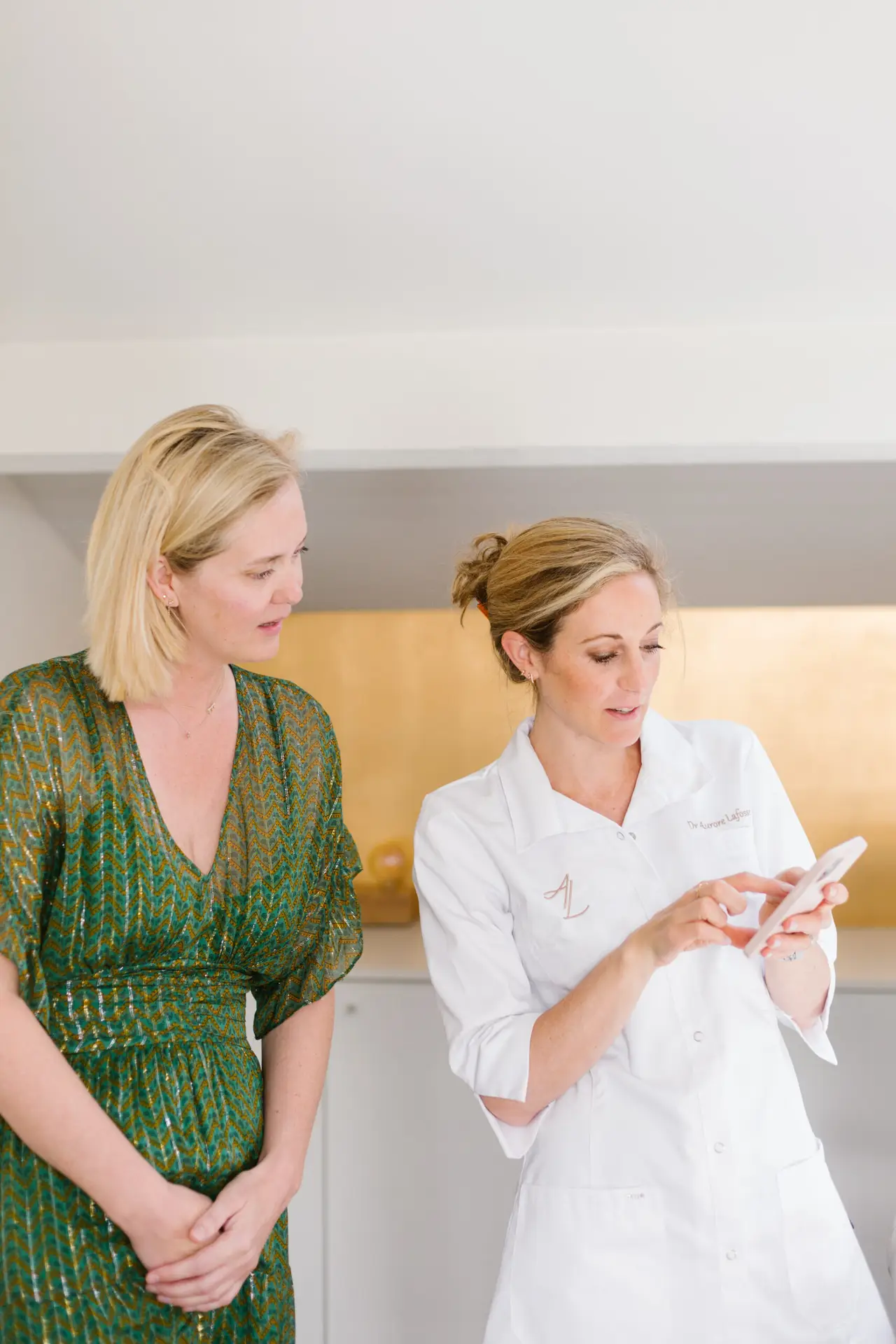 Professionnelle expliquant des informations sur un smartphone