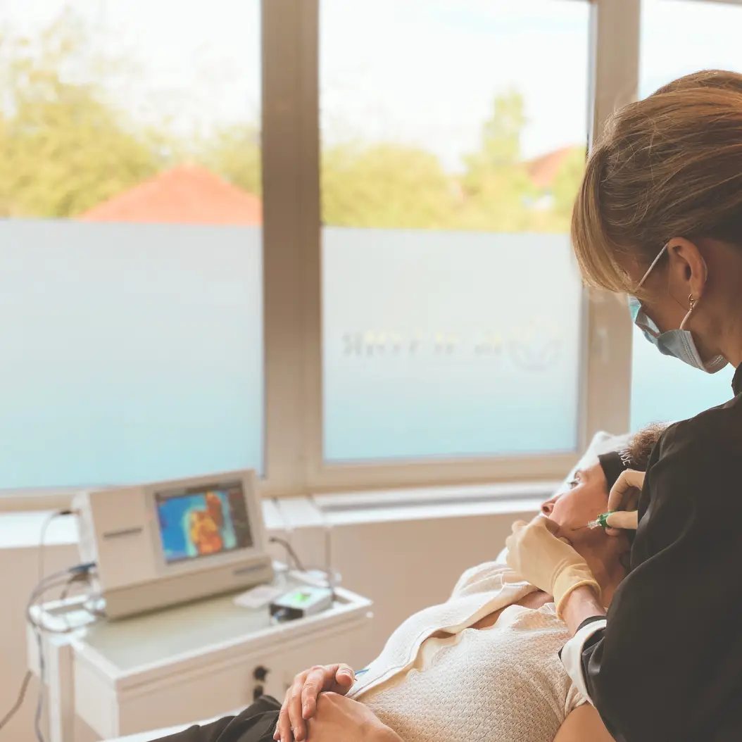 Injection esthétique réalisée dans une clinique médicale