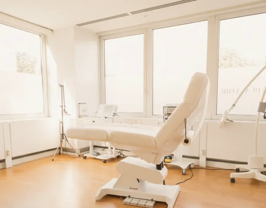 Cabinet médical lumineux avec table d'examen blanche