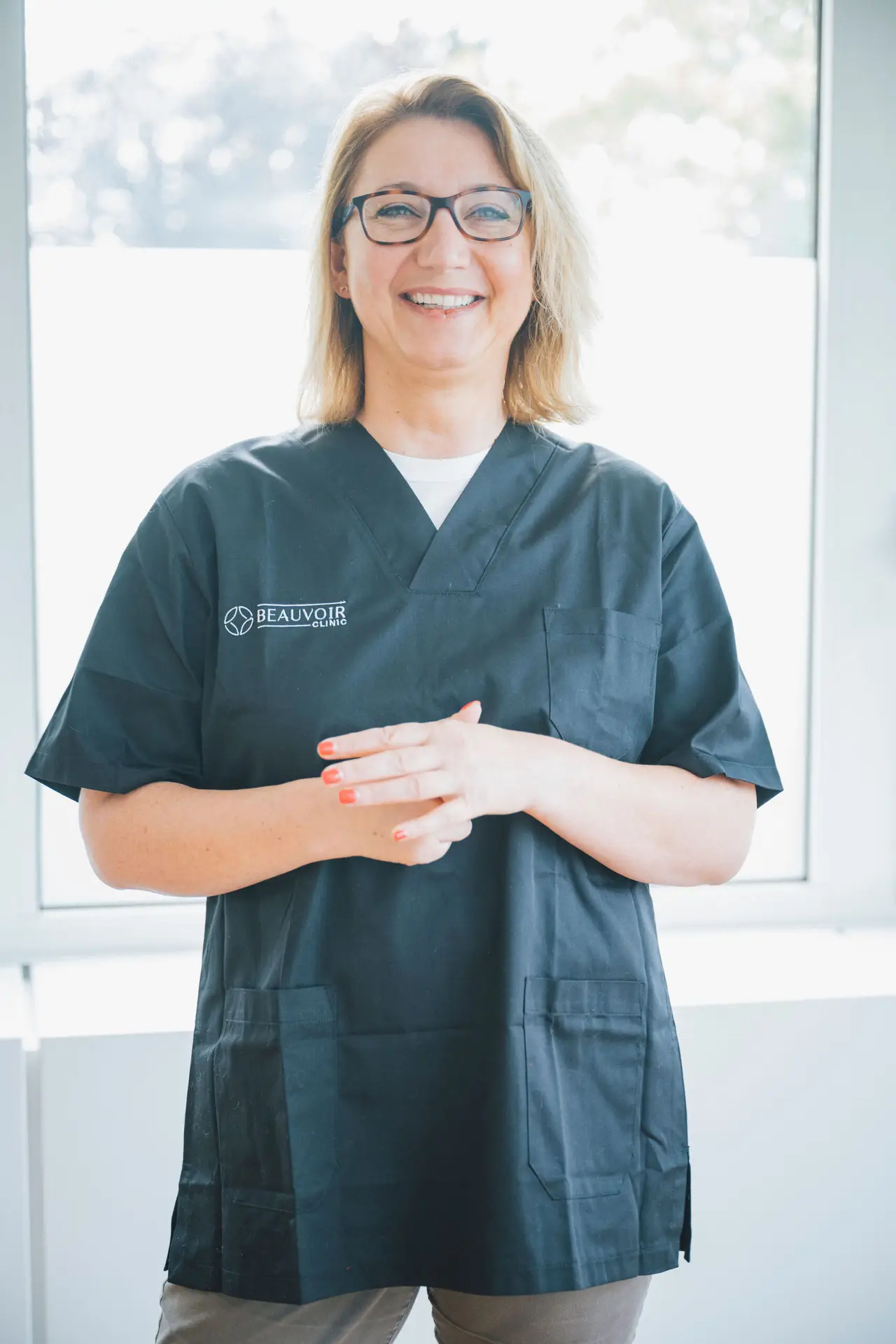 Infirmière souriante en uniforme médical noir
