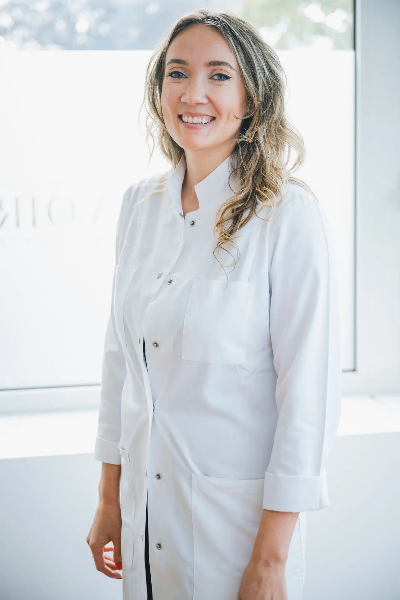Femme médecin souriante en blouse blanche