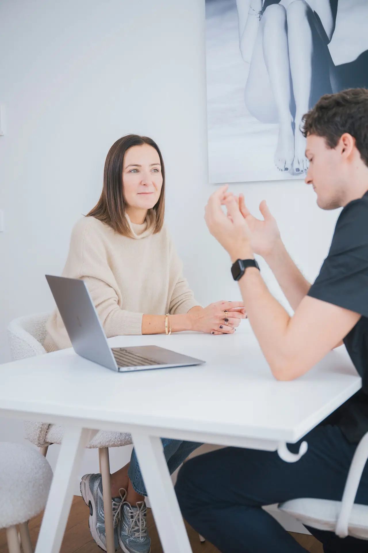 Discussion professionnelle entre deux personnes au bureau
