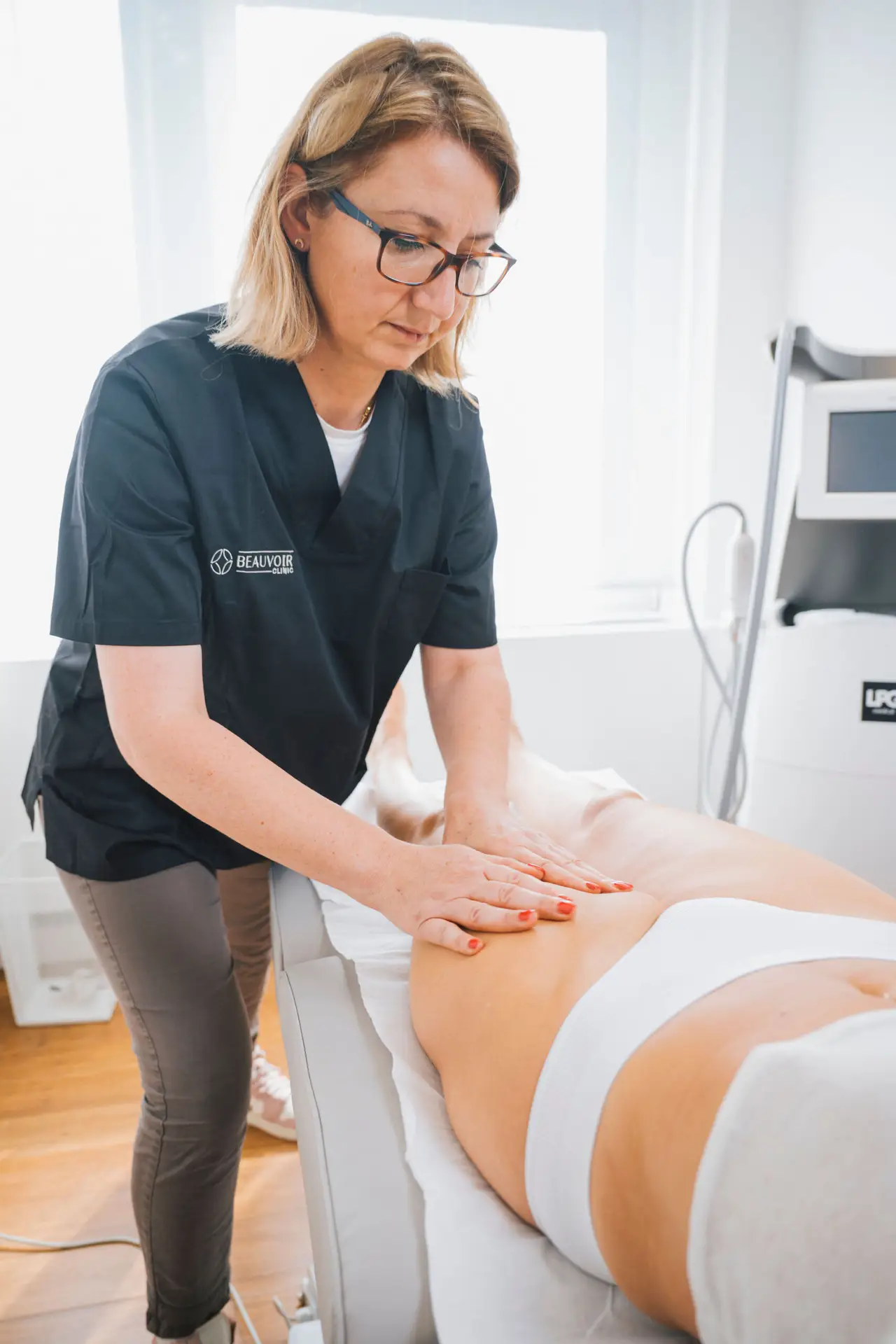 Esthéticienne réalisant un massage professionnel en institut