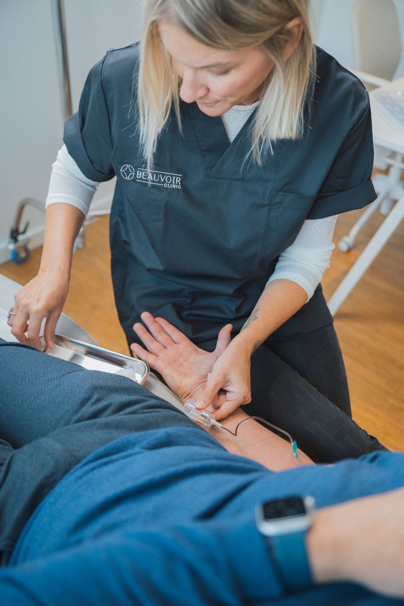 pose d'une perfusion de vitaminothérapie