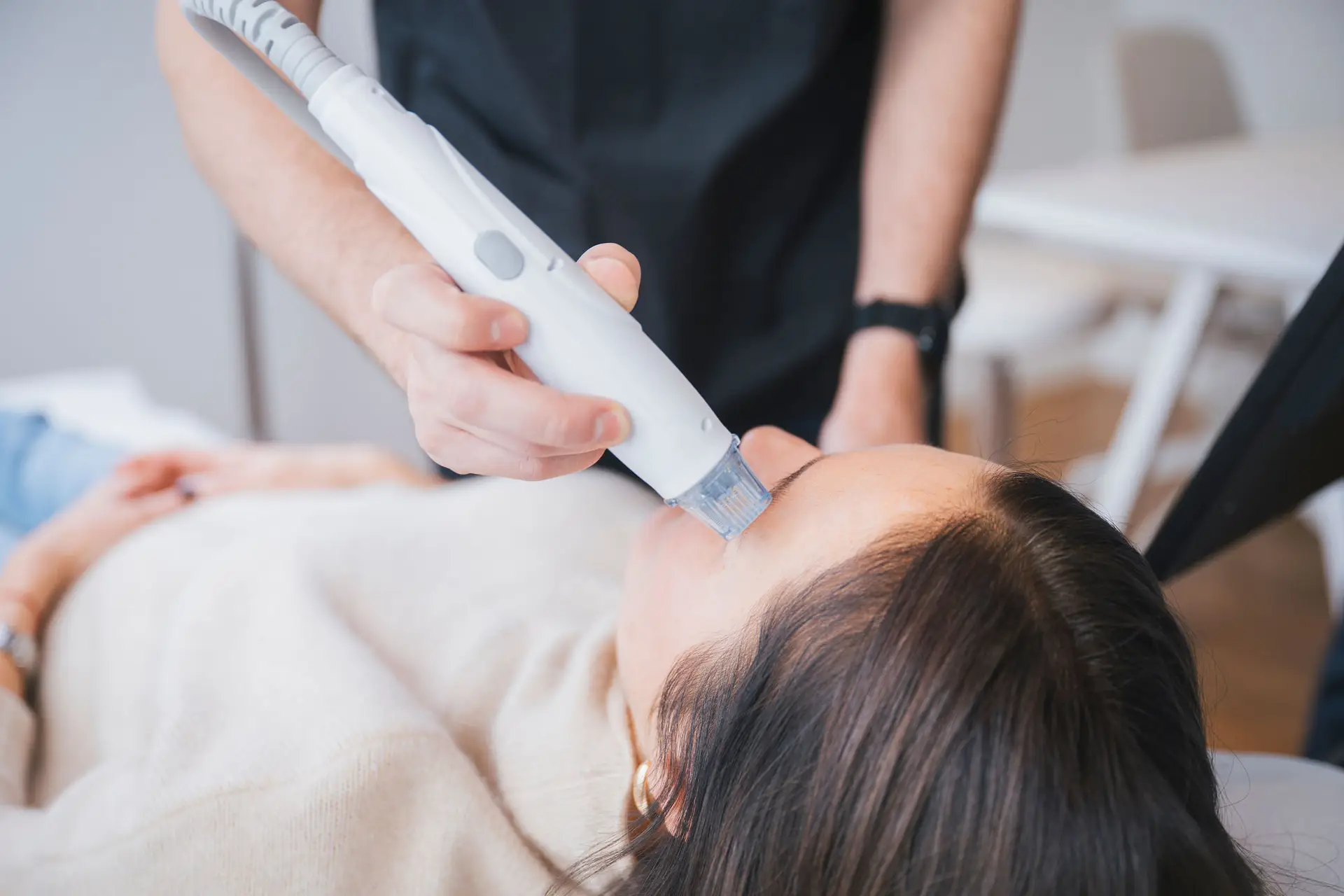 Soin du visage avec appareil esthétique