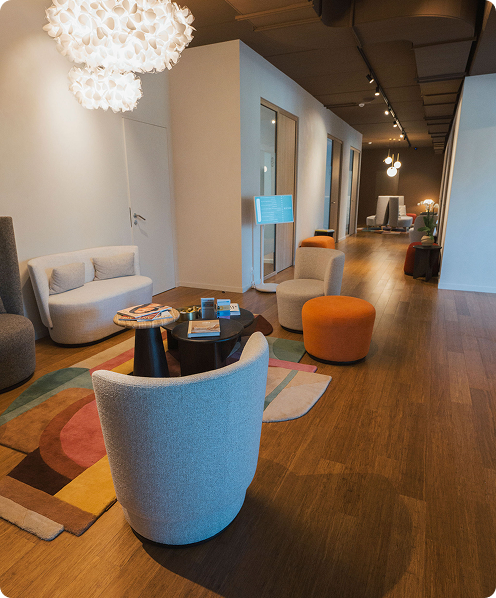 Salon moderne avec fauteuils et éclairage design