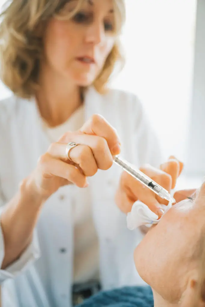 Infirmière faisant une injection esthétique sur le visage