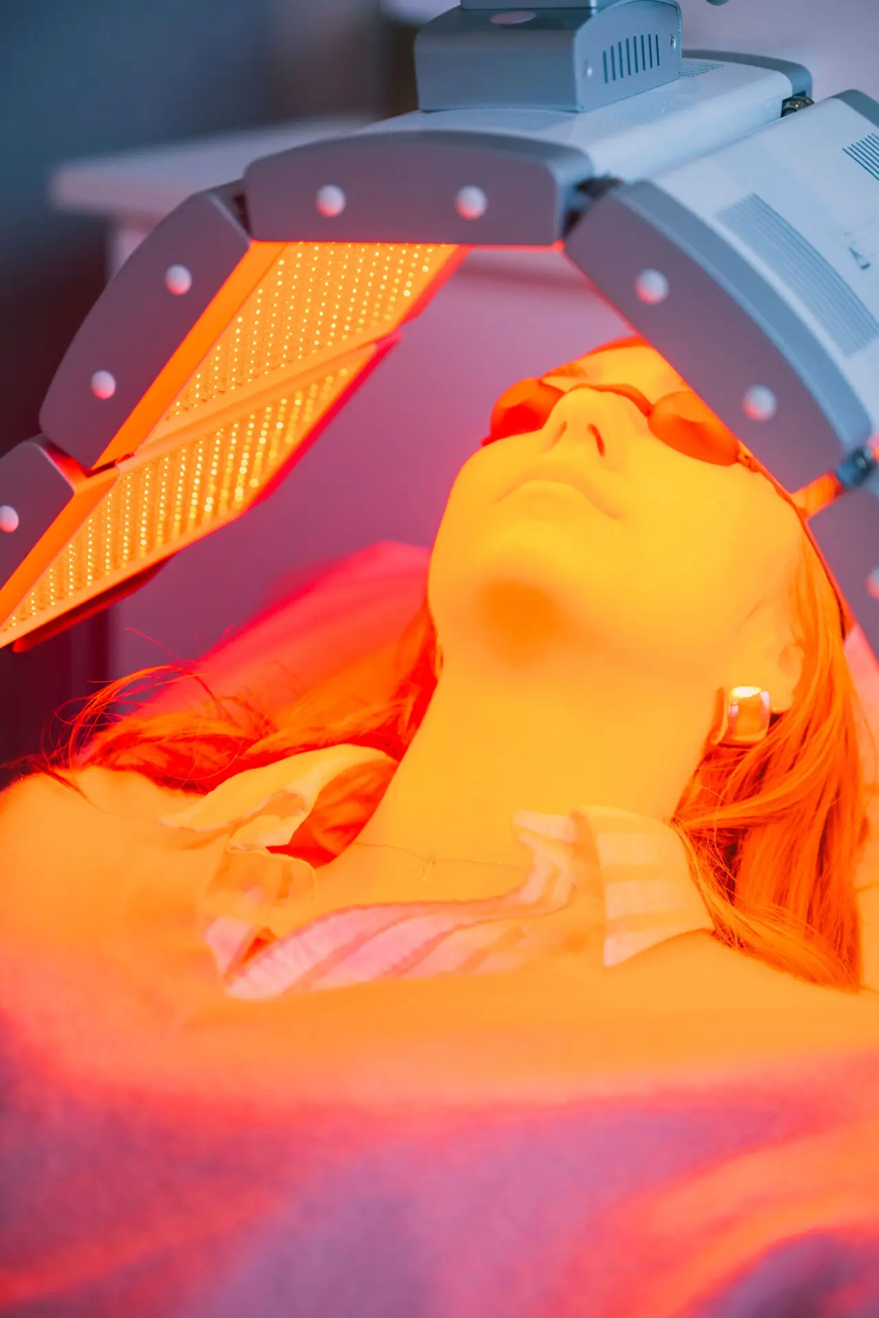 Traitement du visage avec lumière LED rouge