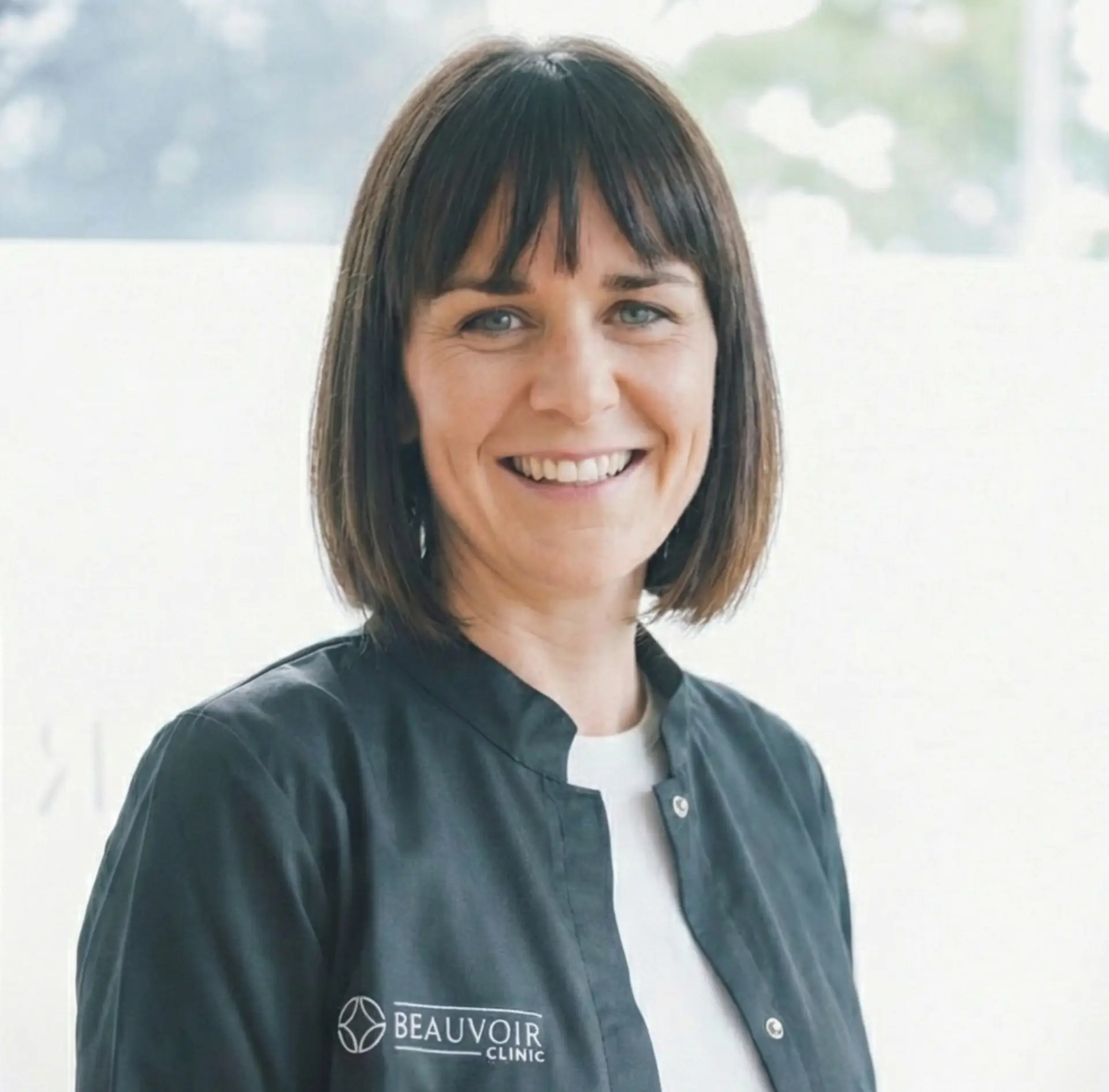 Professionnelle souriante à la clinique Beauvoir