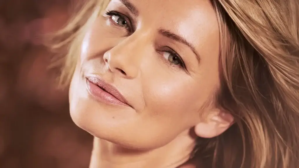 Femme souriante avec maquillage naturel