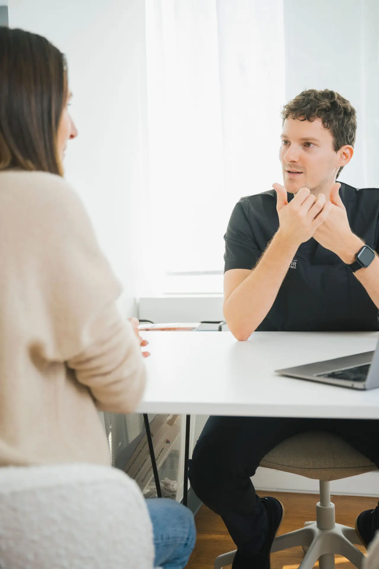 Consultation entre un professionnel et une patiente.